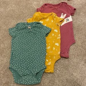 3 pack short sleeved body suits size 6M